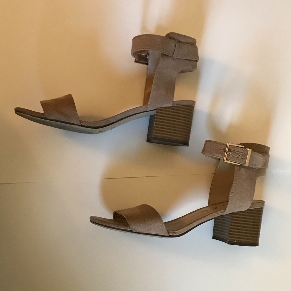 UNISA sandals size women’s 8
